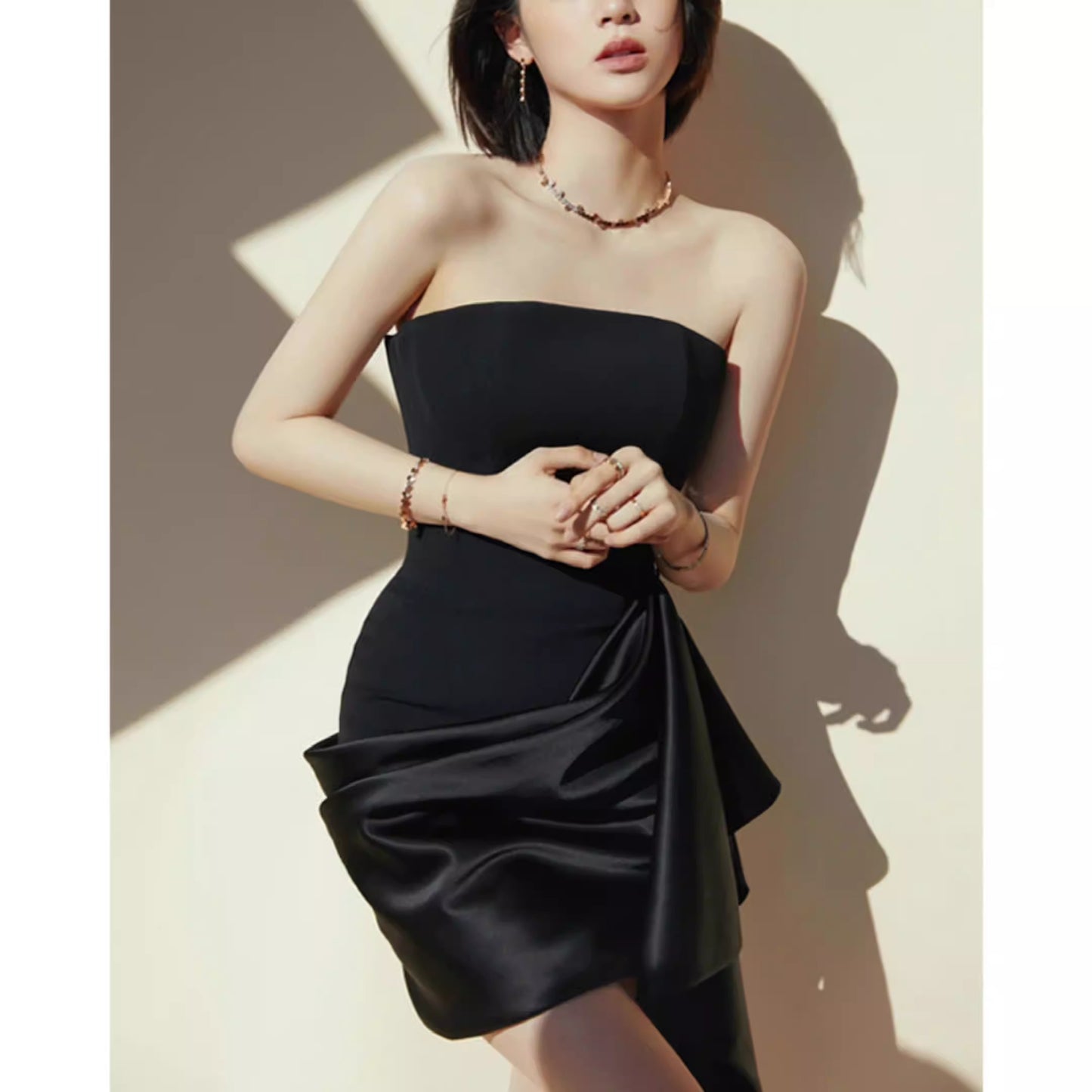 Mini abito strutturato tessuto lucido