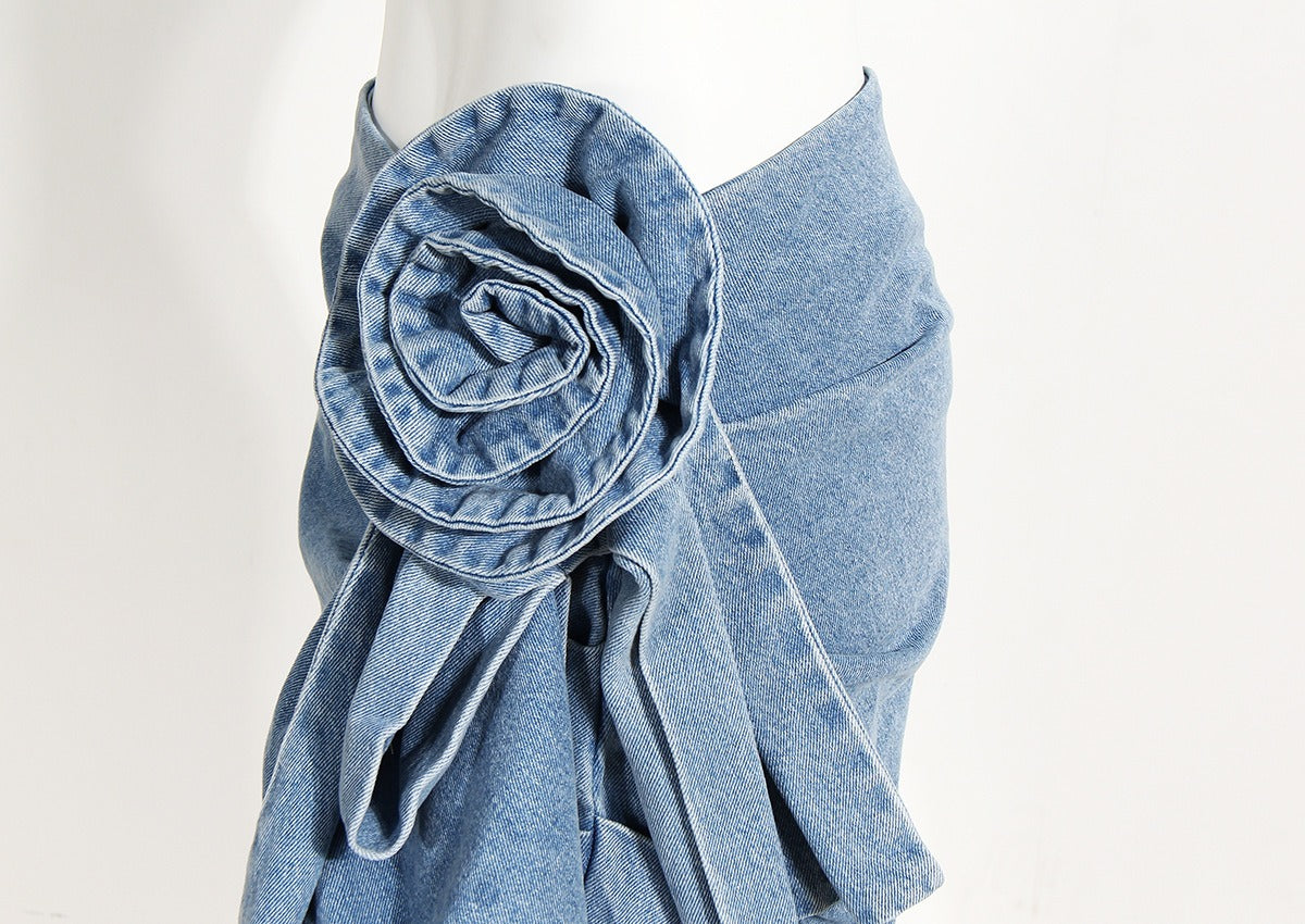 Mini gonna denim con rosa applicata e fascia