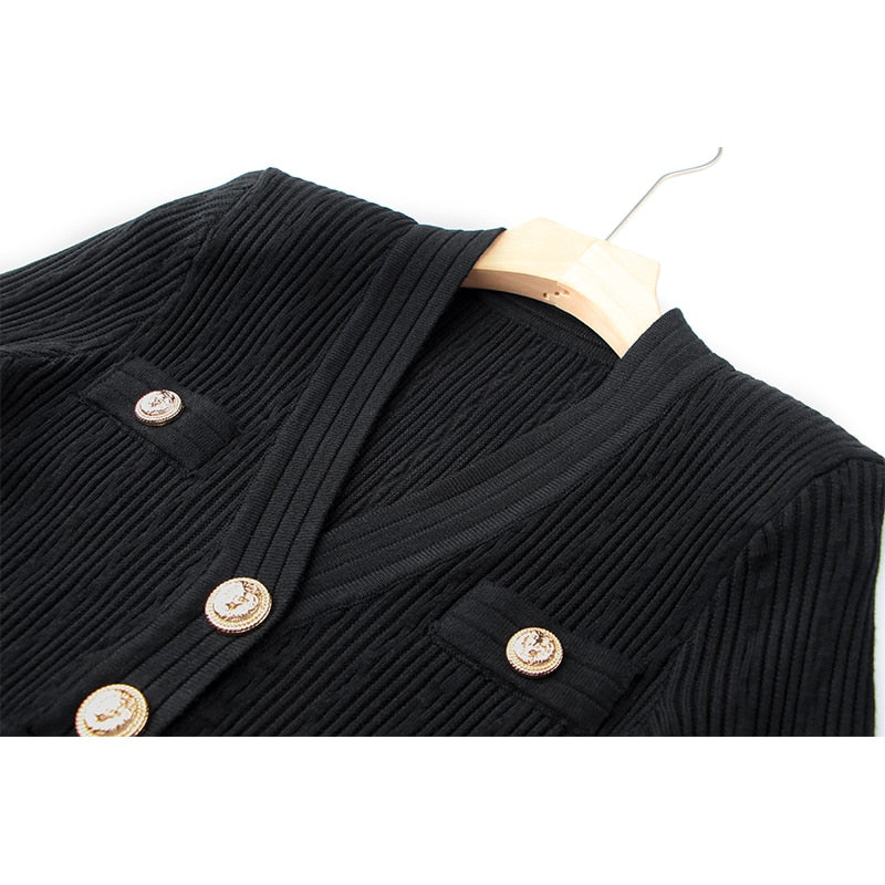 Abito tubino aderente con bottoni dorati