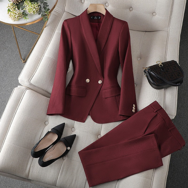 Tailleur blazer sfiancato e pantalone sigaretta