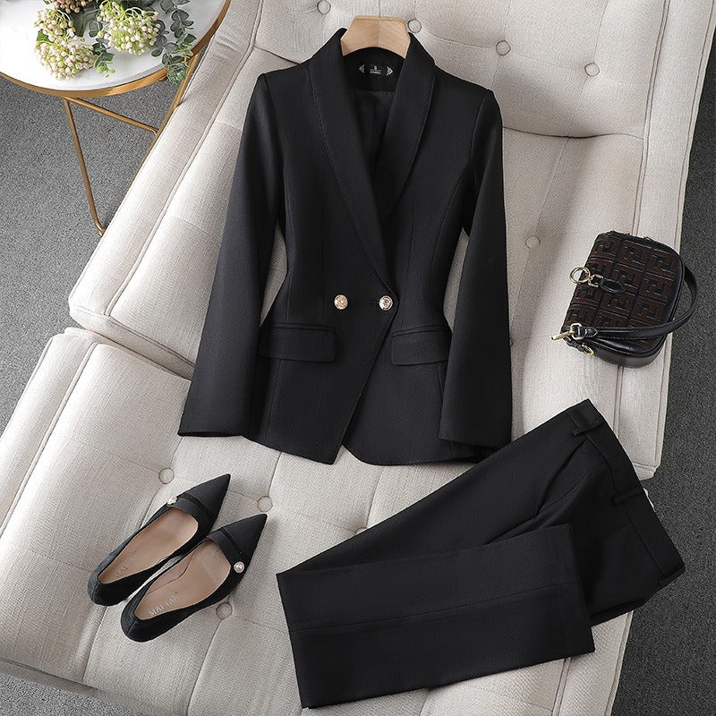 Tailleur blazer sfiancato e pantalone sigaretta