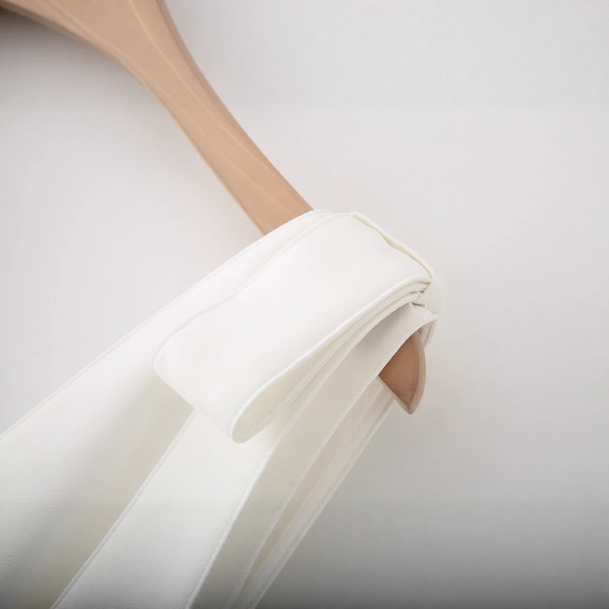 Abito corto scollo a V e fiocco