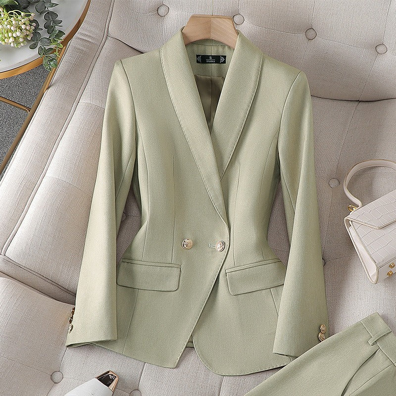 Tailleur blazer sfiancato e pantalone sigaretta