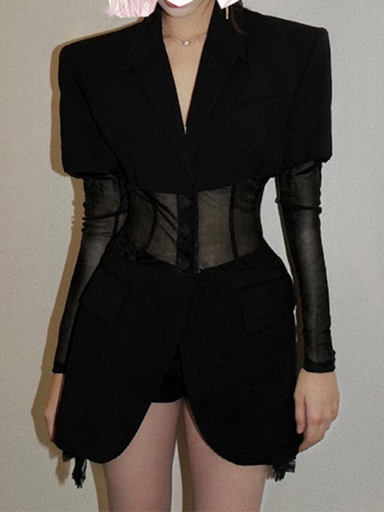 Blazer strutturato con corpetto in velo spalla importante 
Unica variante