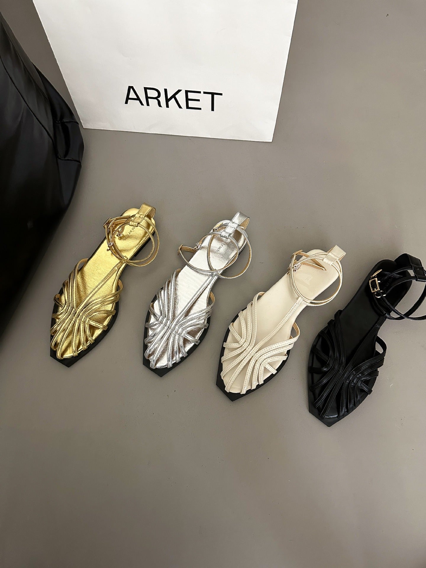 Sandalo flat con cinturino