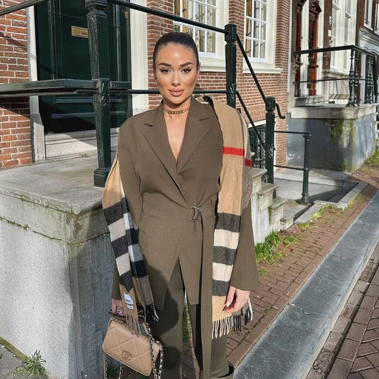 Blazer cintura in vita e scollo sulla schiena