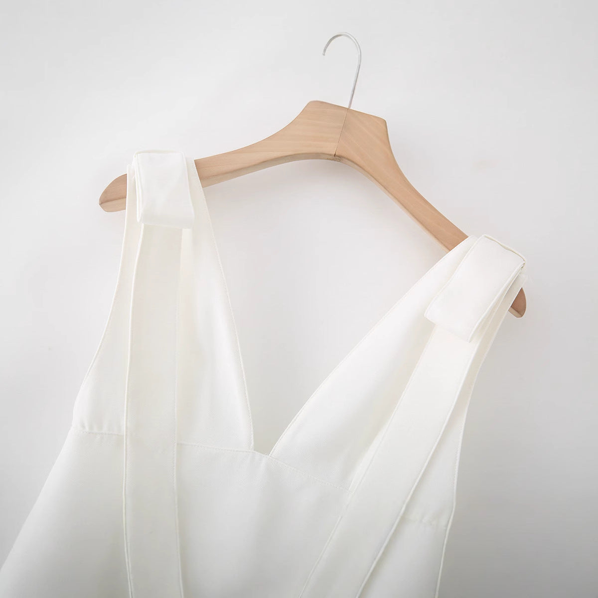 Abito corto scollo a V e fiocco