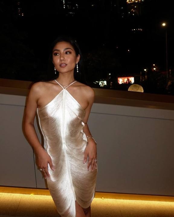 Abito luminoso frangette e schiena nuda