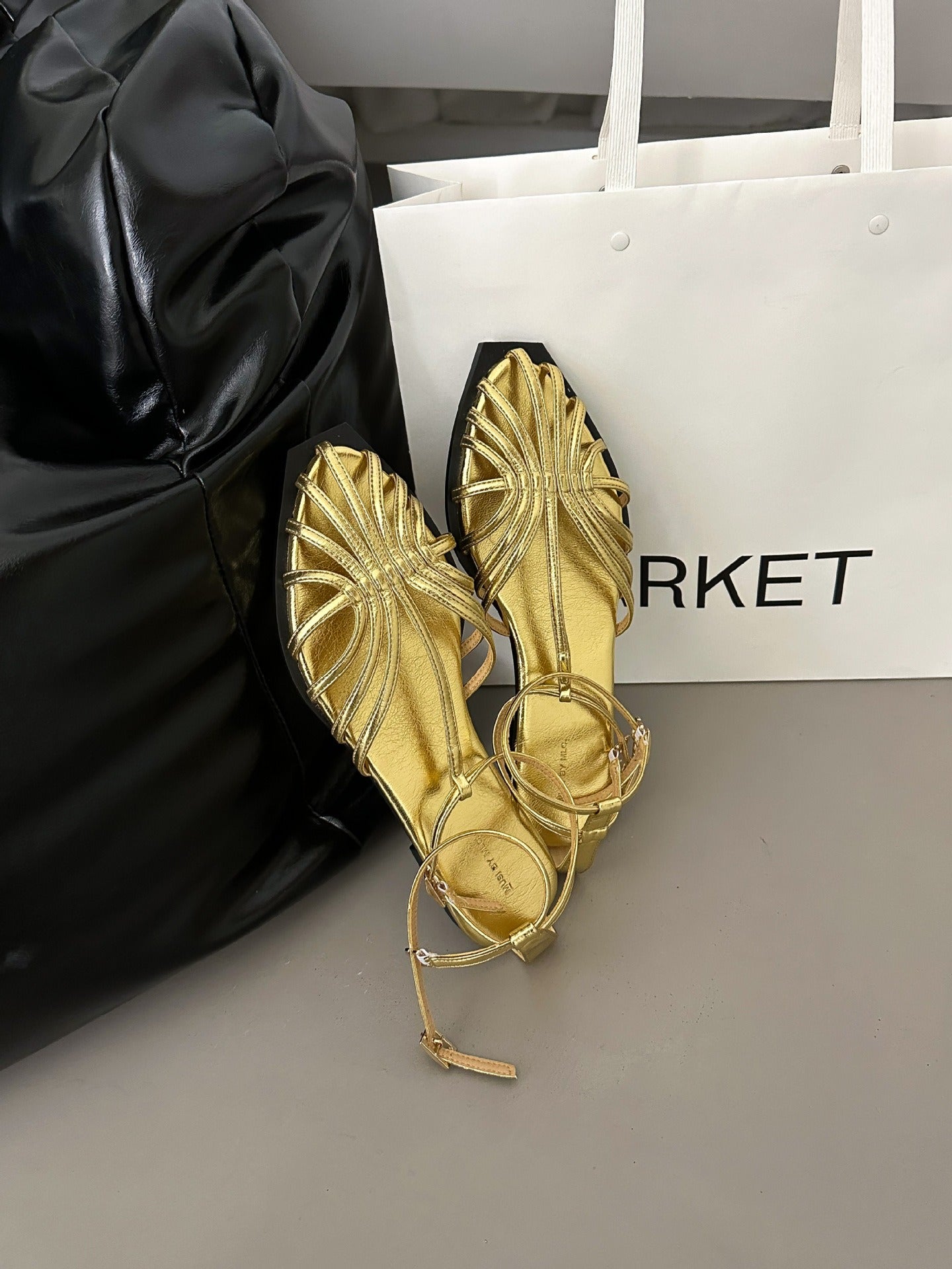 Sandalo flat con cinturino