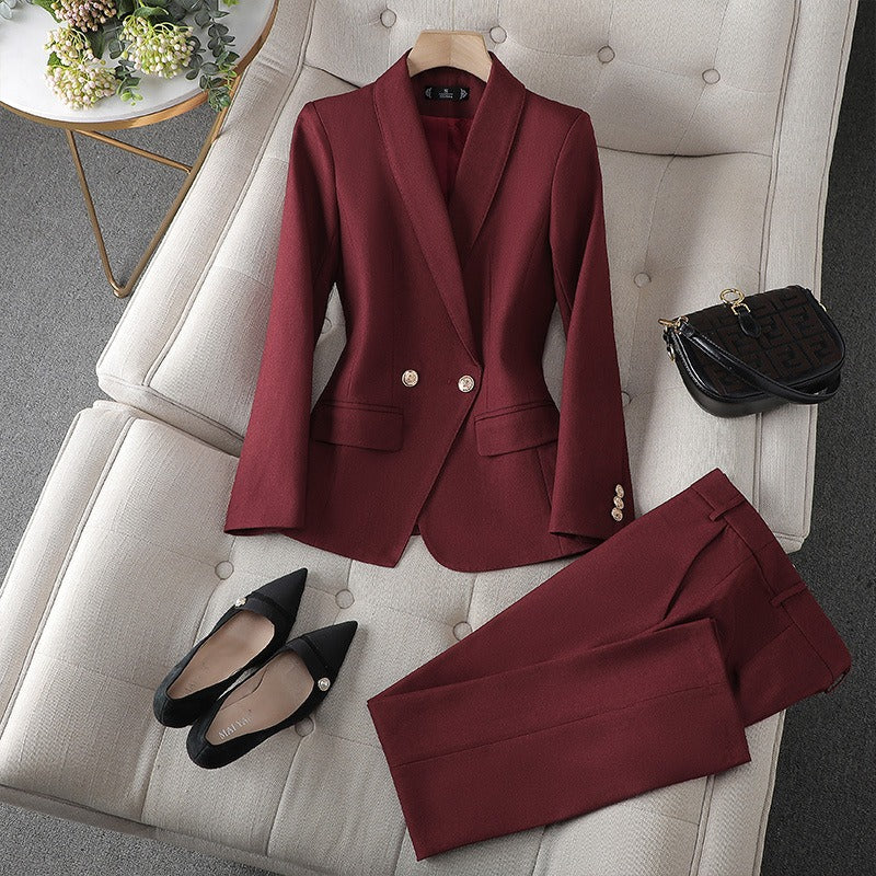 Tailleur blazer sfiancato e pantalone sigaretta