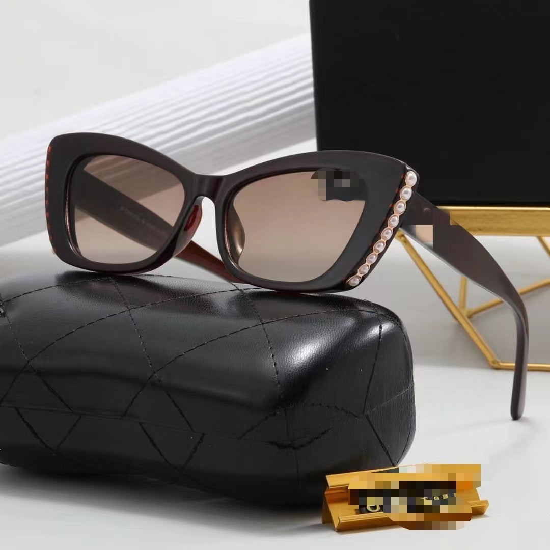 Occhiale da sole a farfalla con strass laterali