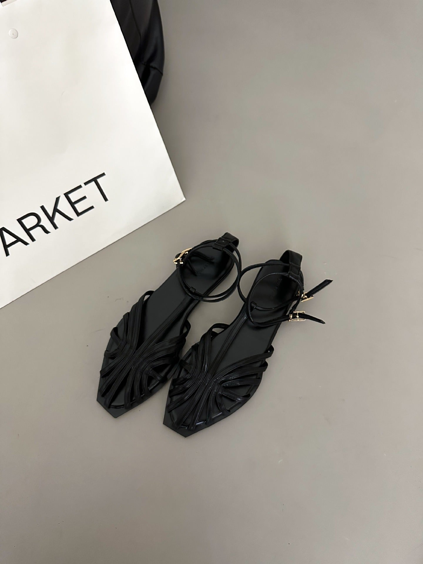 Sandalo flat con cinturino