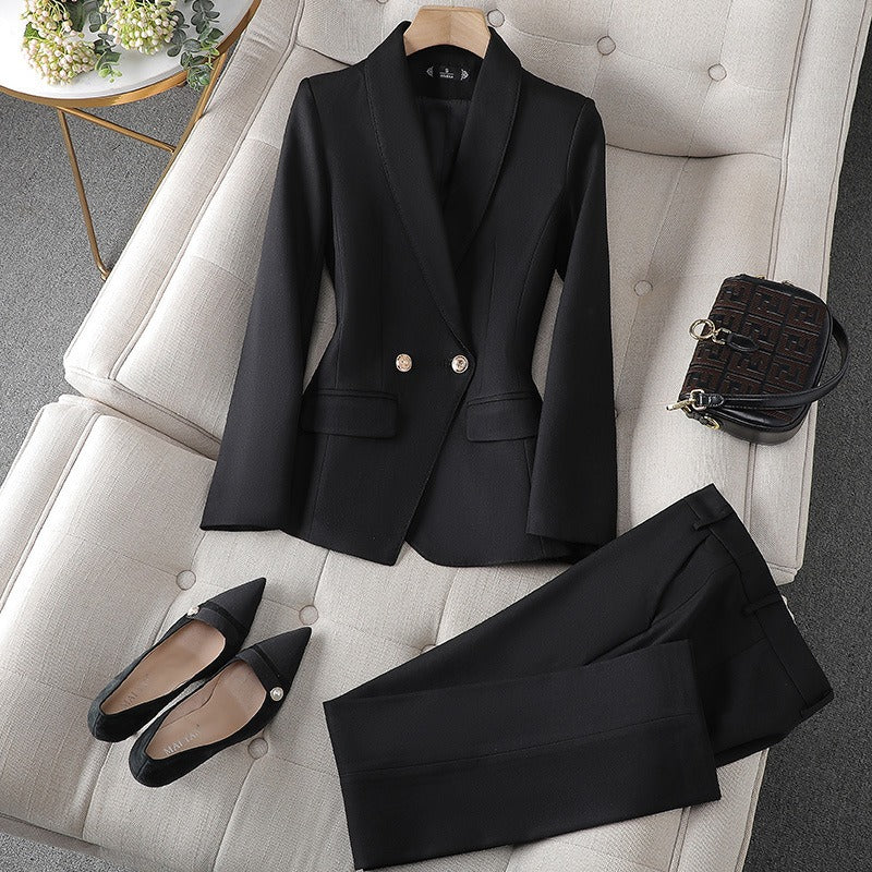 Tailleur blazer sfiancato e pantalone sigaretta