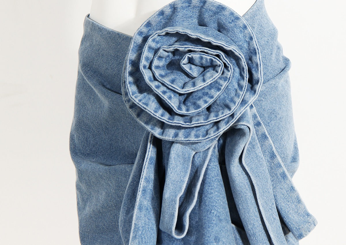 Mini gonna denim con rosa applicata e fascia