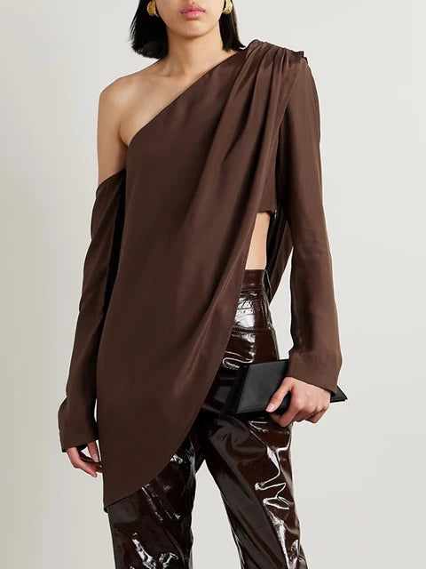 Maglia asimmetrica con drappeggio tessuto lucido