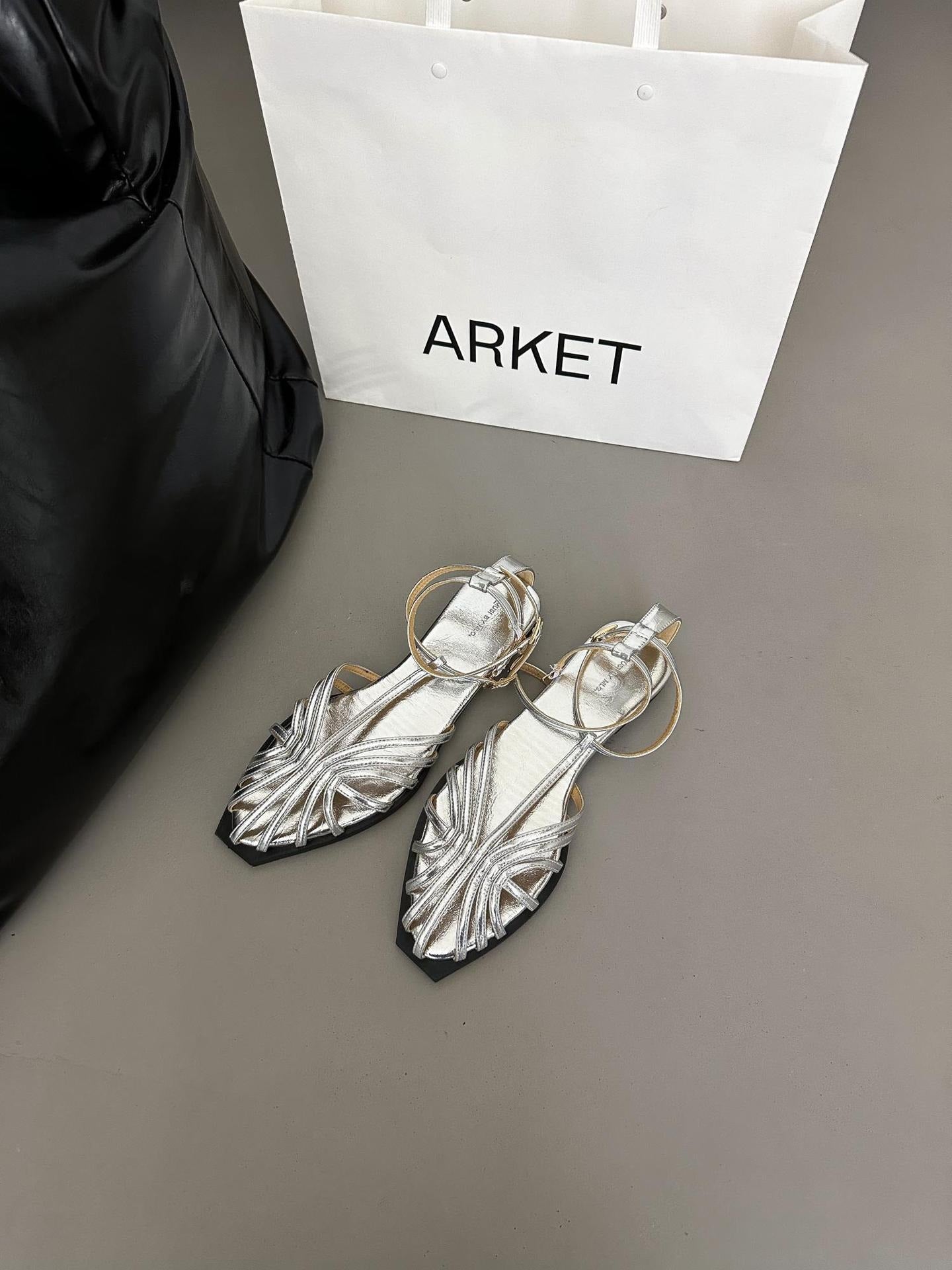 Sandalo flat con cinturino