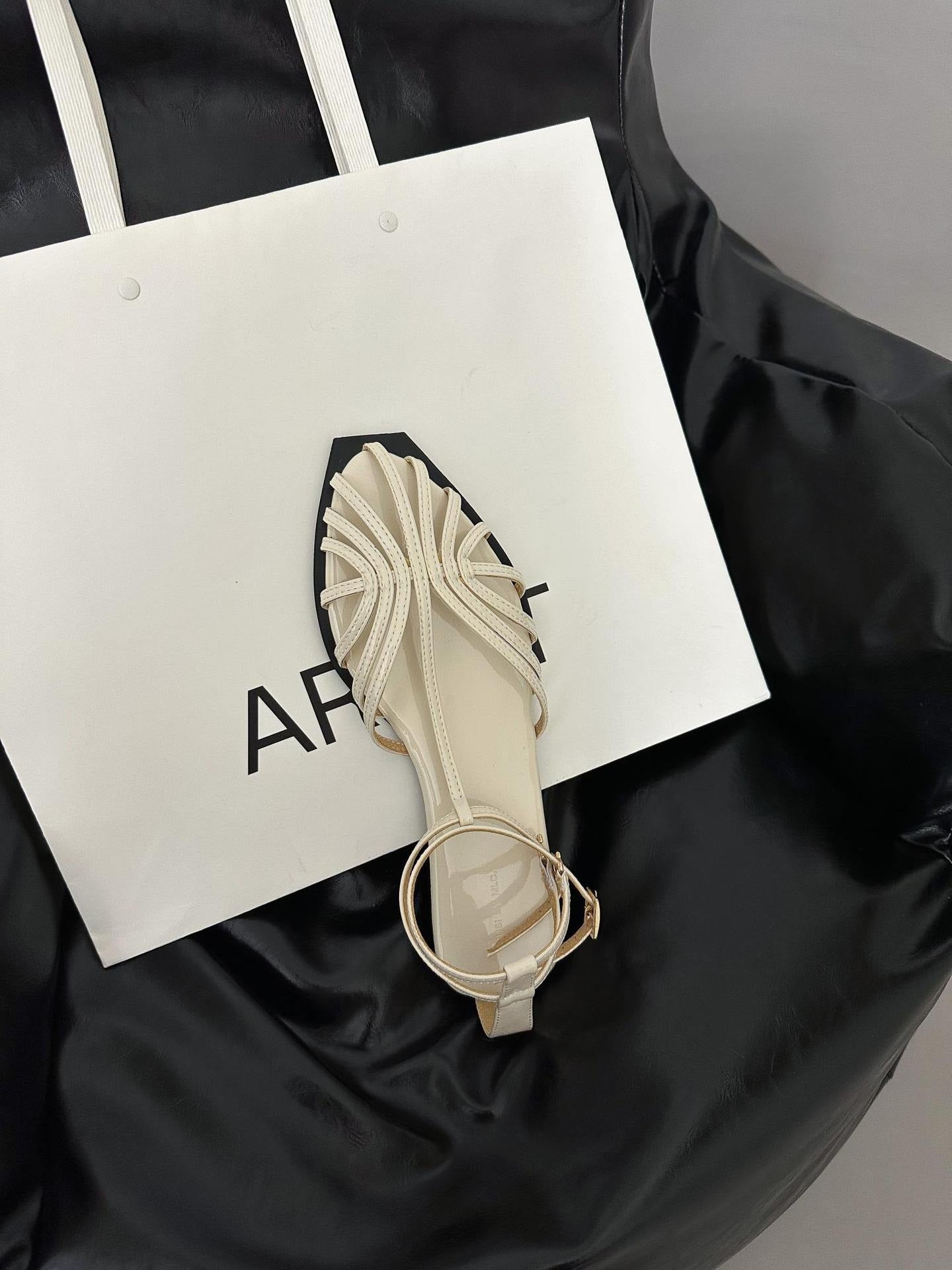 Sandalo flat con cinturino